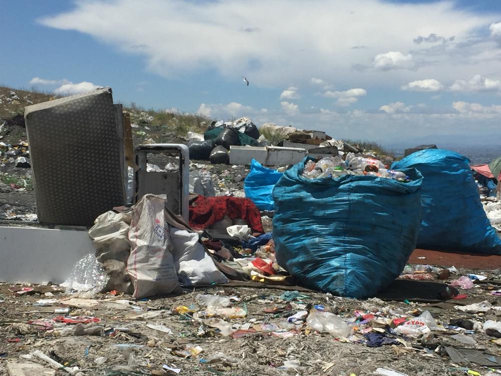 Люди на мусорных свалках в Ереване