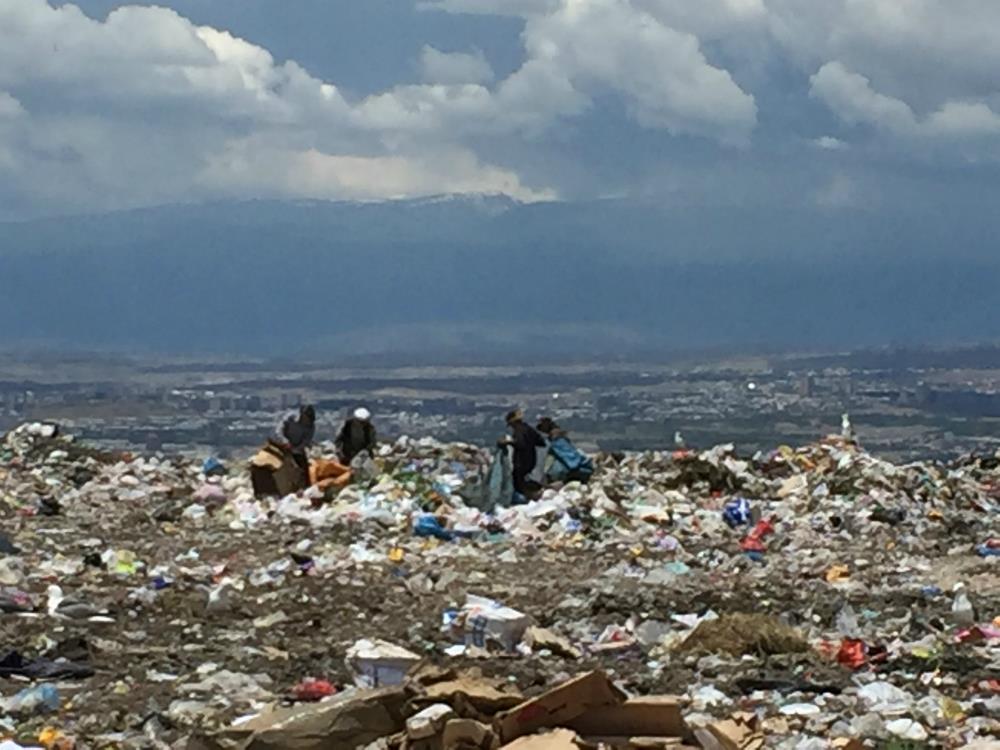 Люди на мусорных свалках в Ереване