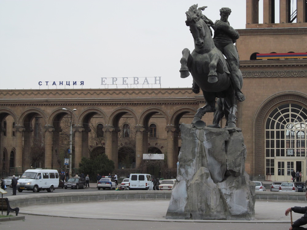 Железнодорожный вокзал в Ереване. Железная дорога Москва-Сухум/и-Тбилиси-Ереван