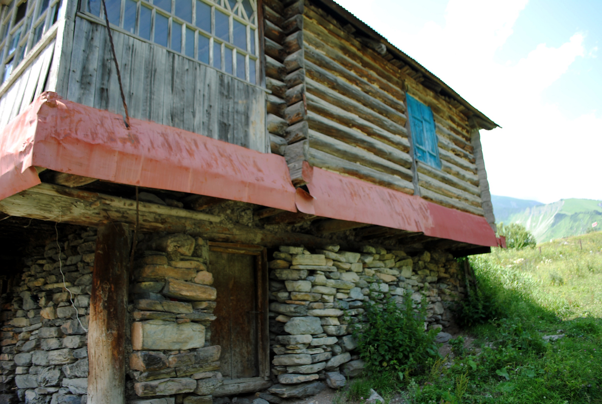 Осетинское горное село, старинный дом