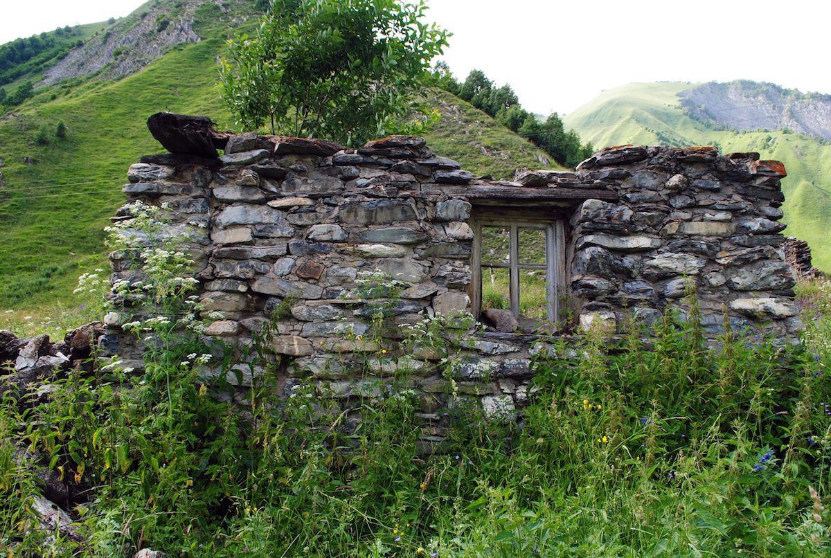 Осетинское горное село, стена дома 19 века