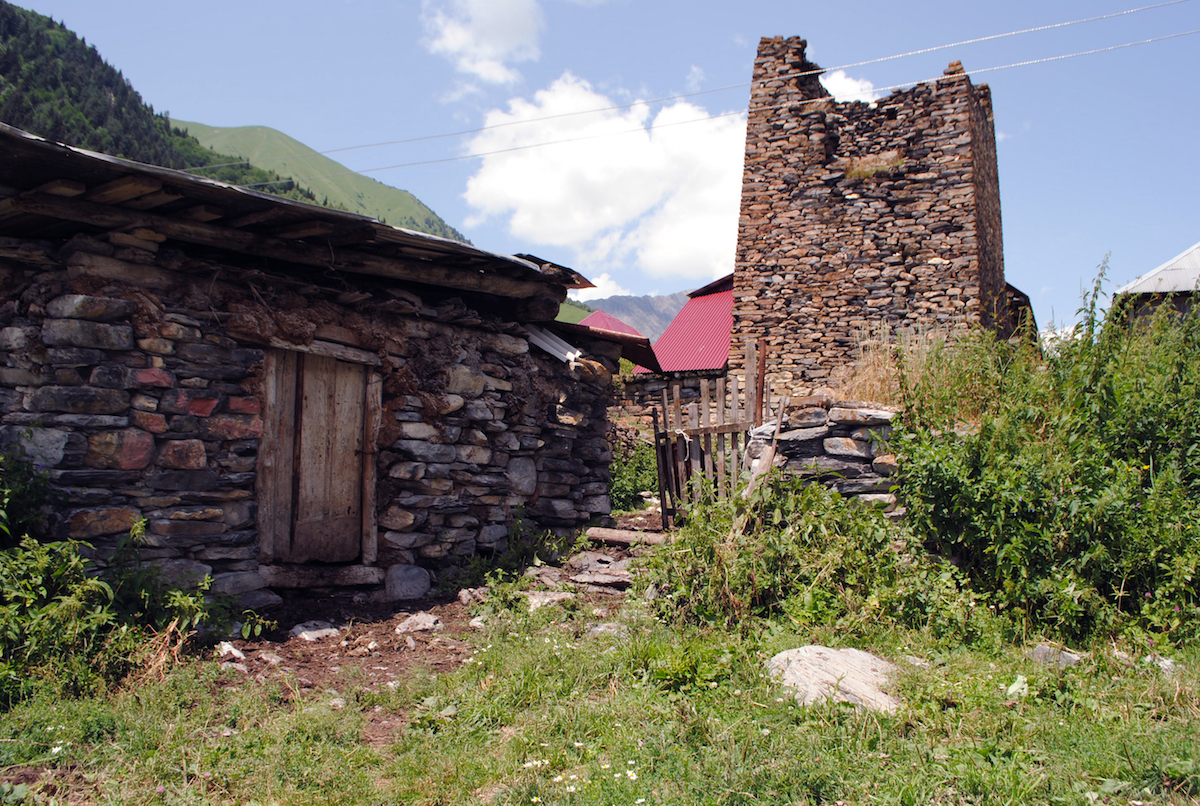 Осетинское горное село, дом традиционной постройки