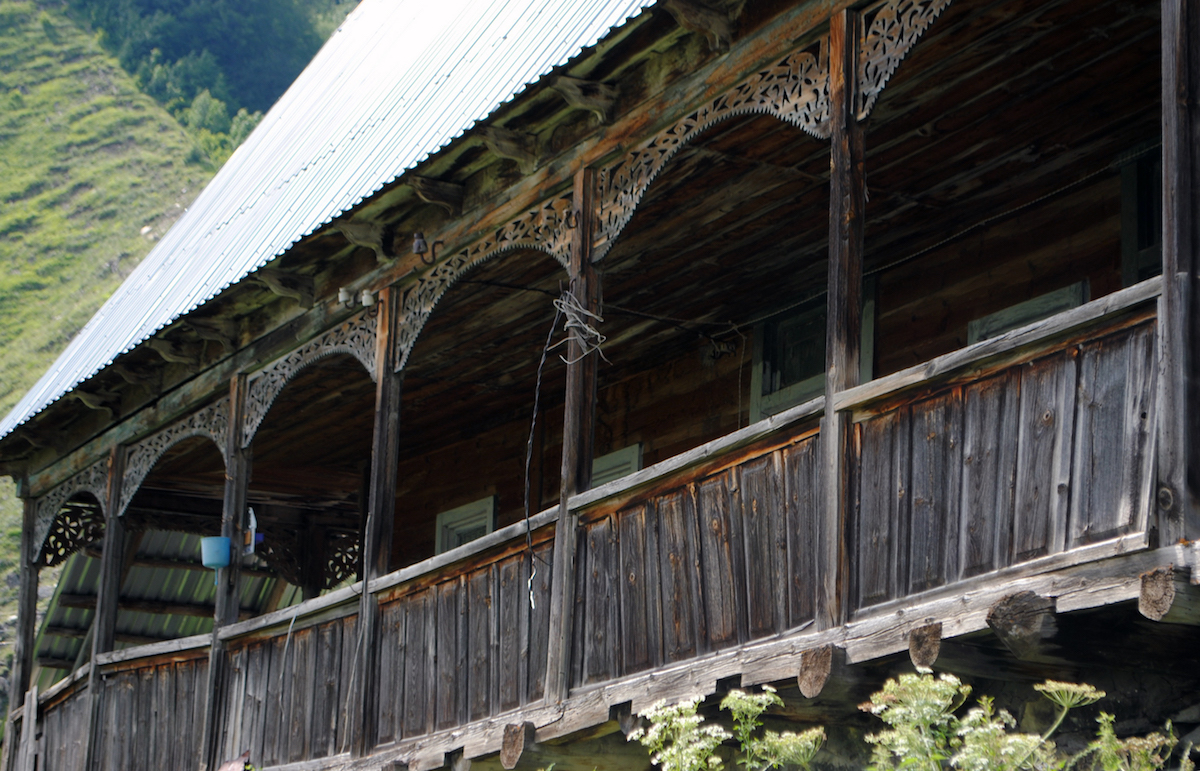 Осетинское горное село, балкон с традиционным орнаментом