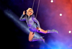  Леди Гага, парящая над стадионом. Фото: usamagazine.com