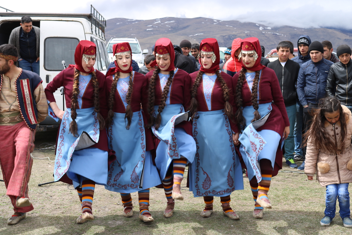 В армянском селе Гумбурдо в Грузии [грузинская версия названия – Кумурдо] в Ахалкалакском районе в горном регионе Самцхе-Джавахети соблюдают древнюю традицию. Здесь отмечают не только сам день Пасхи, но и три следующих воскресенья.