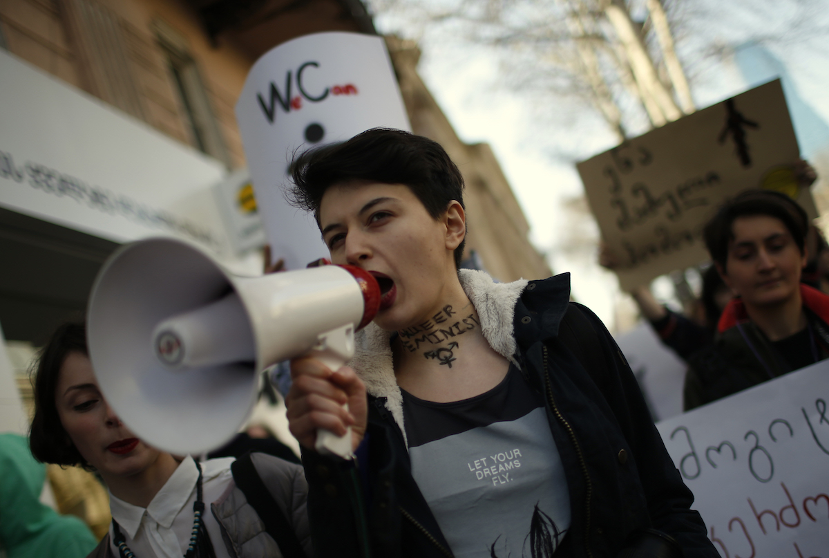 Что такое феминизм? Фото с митинга в Тбилиси, REUTERS