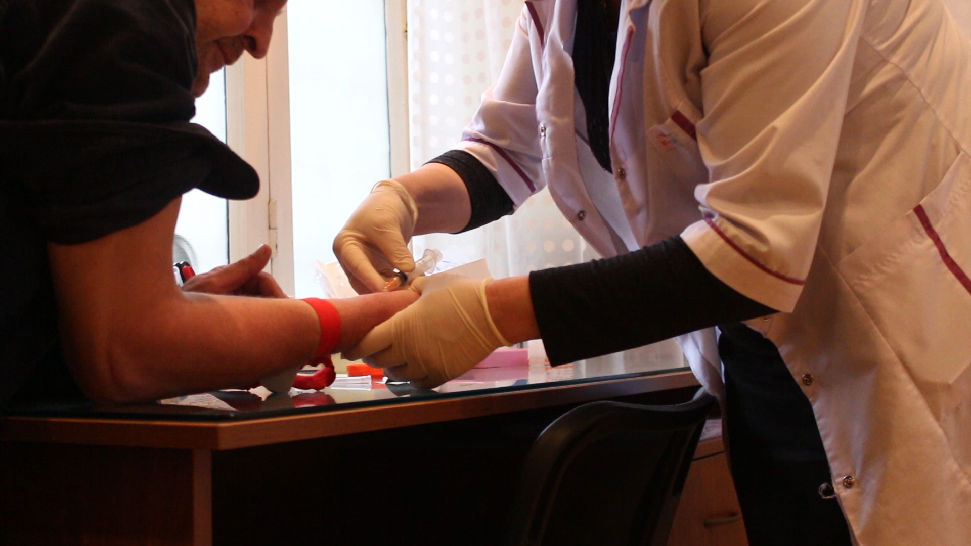 Анализ крови на ВИЧ в сервис-центре "НЕРА+", фото: Нино Меманишвили, JAMnews 