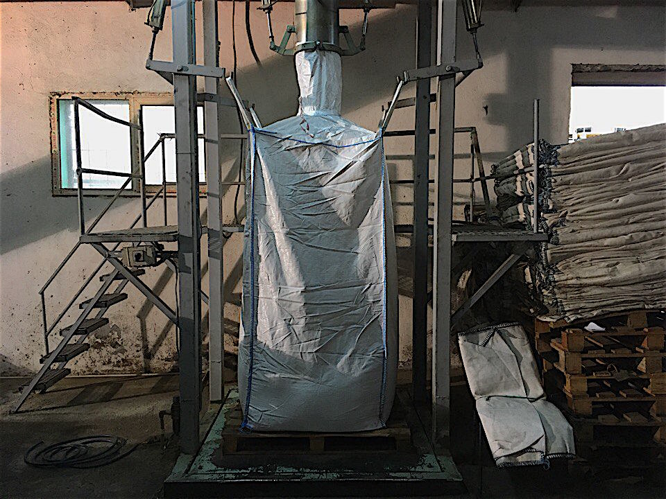 В такой мешок вмещается тонна муки. Фото: Дмитрий Статейнов, JAMnews. Абхазия