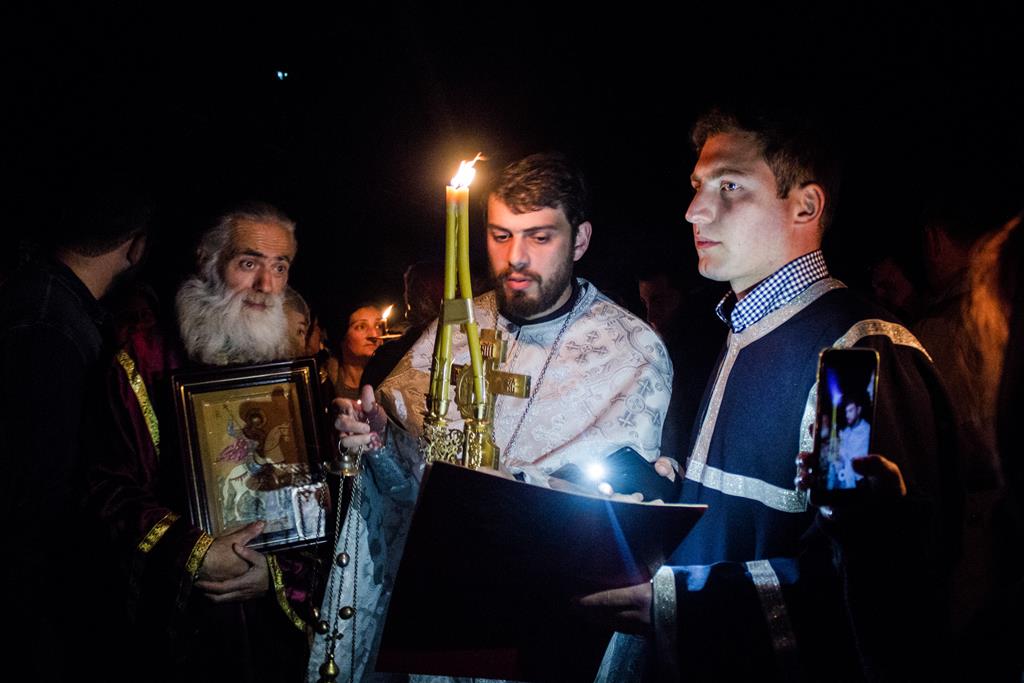 Священник проводит пасхальную литургию.  Что такое лело - грузинская игра в мяч? Фото JAMnews/Ангешка Зиэлонка