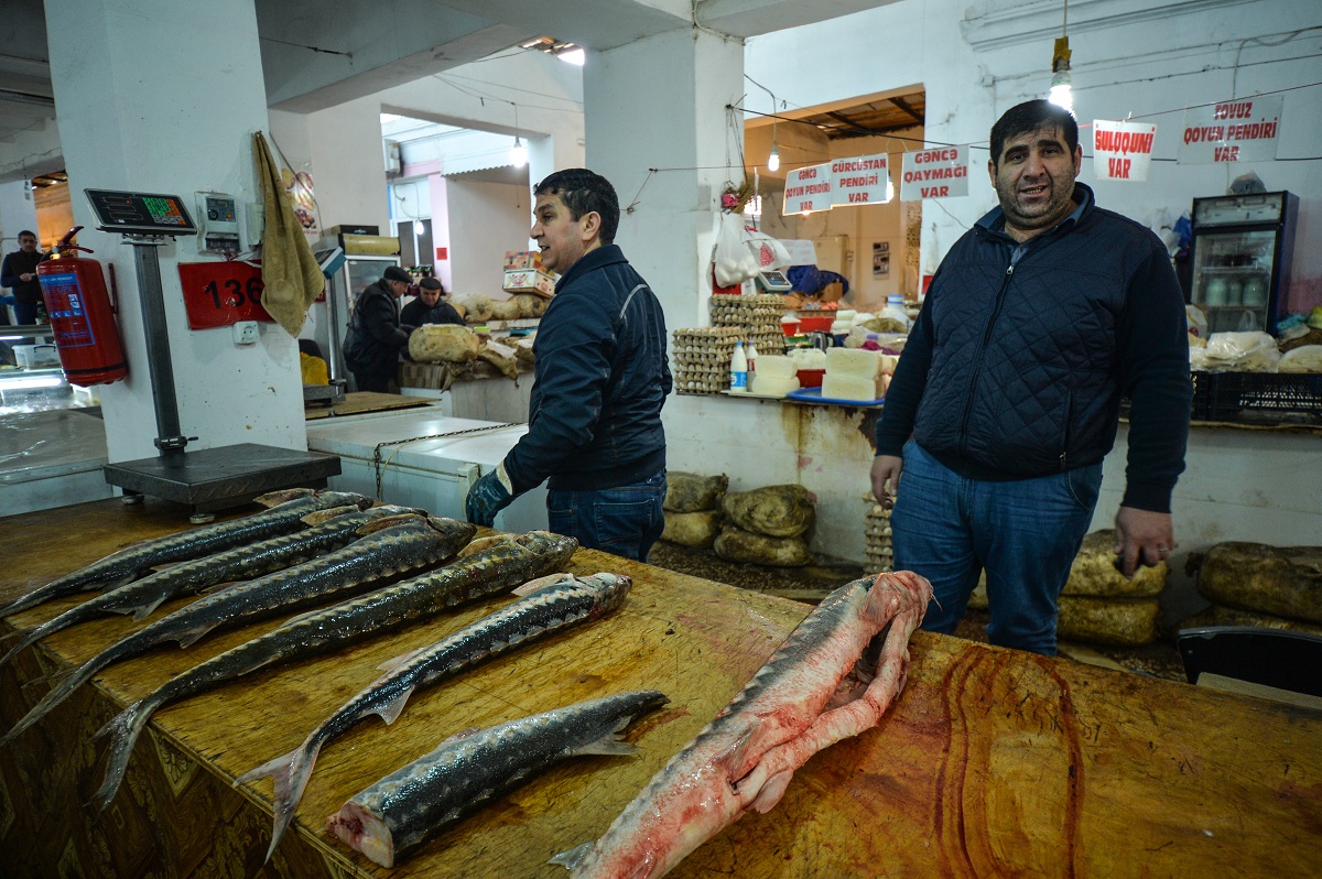Больше всего покупателей в мясных и рыбных рядах. Базар в Баку, фото