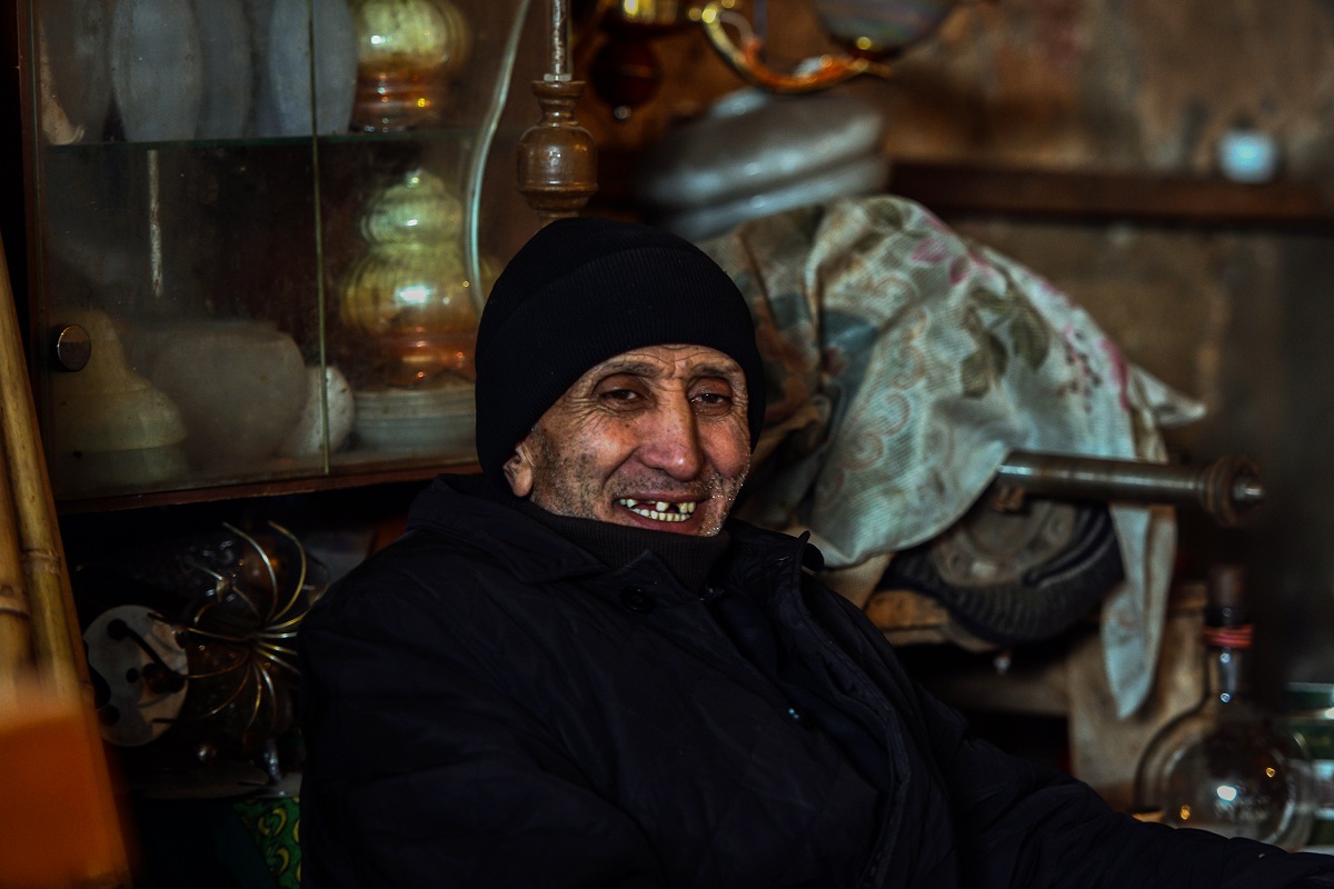 Дядя Азиз около 30 лет торгует антиквариатом. Базар в Баку