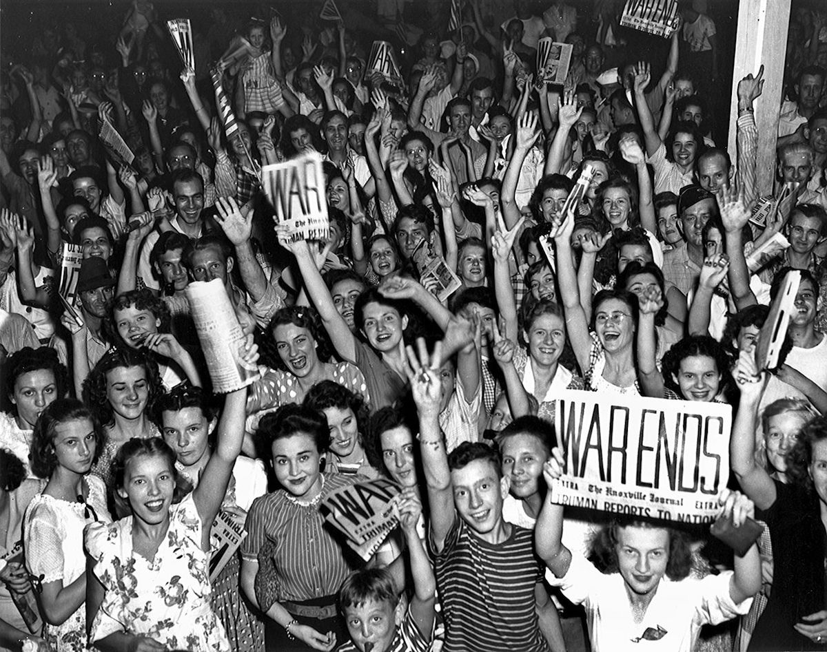 Автор фото Ed Westcott. Жители Oak Ridge в штате Теннесси в США празднуют окончание второй мировой войны. Фото взято из открытого архива WikiCommons