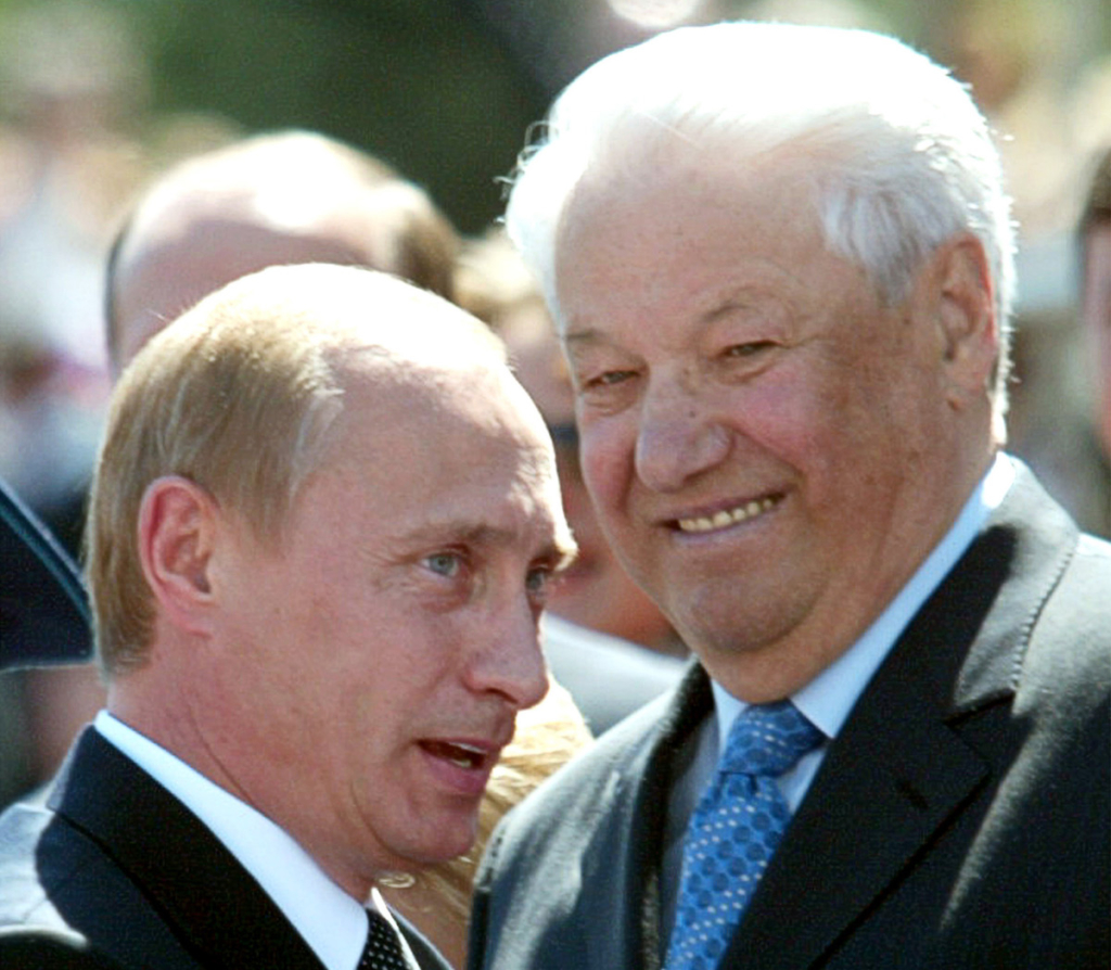 Foto 2004-cü ildə çəkilib. Vladimir Putin (soldan) artıq Rusiya Federasiyasının prezidentidir, ilk prezident Boris Yeltsinlə söhbət edir. REUTERS/Sergey Karpuxin