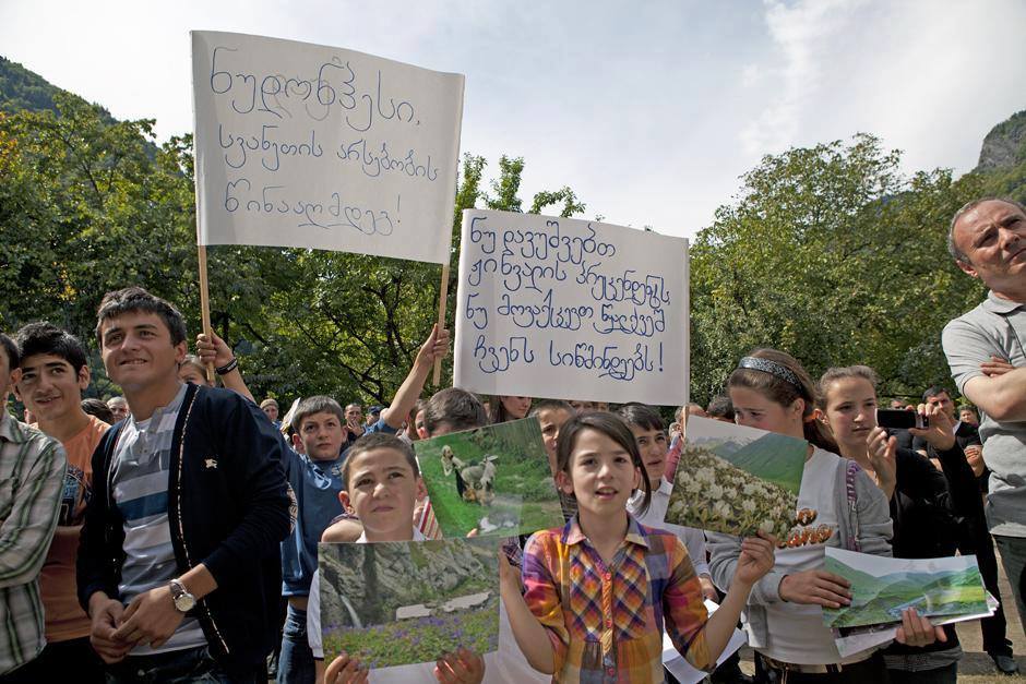 Акция в Хаиши против строительства ХудонГЭС, 2013 год. Гиоргий Гогуа, «Либерали». В Грузии население активно протестует против строительства новых гидроэлектростанций