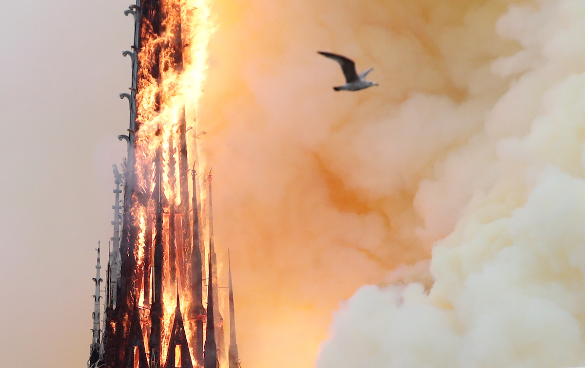 Разрушительный пожар в соборе Нотр-Дам в Париже. В том числе обрушился знаменитый шпиль. 15 апреля 2019