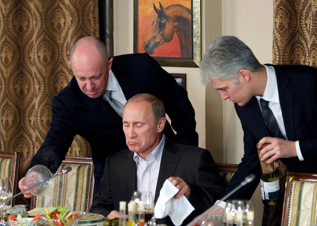 Евгений Пригожин (слева) подает обед Владимиру Путину. Фото сделано в ноябре 2011 года, когда Путин занимал пост премьер-министра. REUTERS/Misha Japaridze. Российских журналистов убили в ЦАР за расследование 