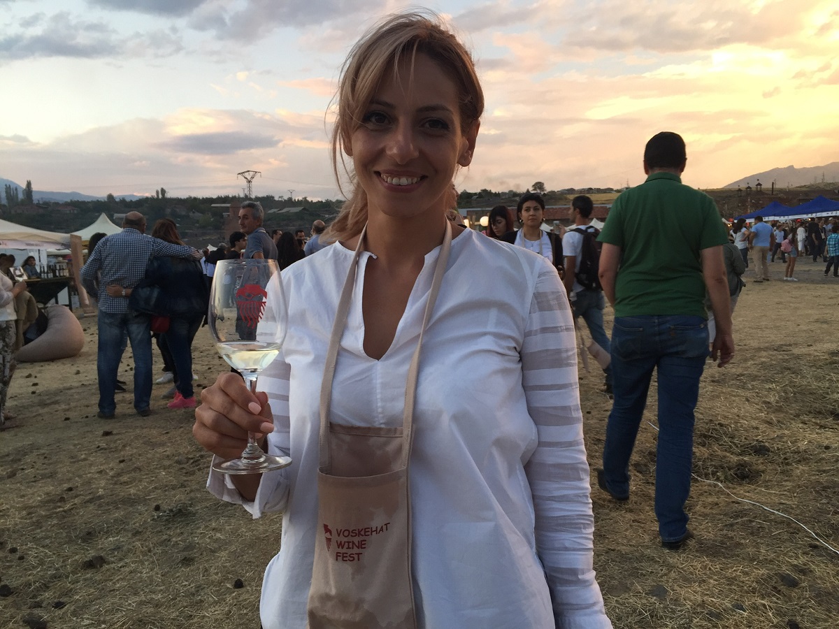 Заруи Мурадян,  единственная в Армении винодел-женщина, у которой есть свое собственное производство. Армянские вина и производители