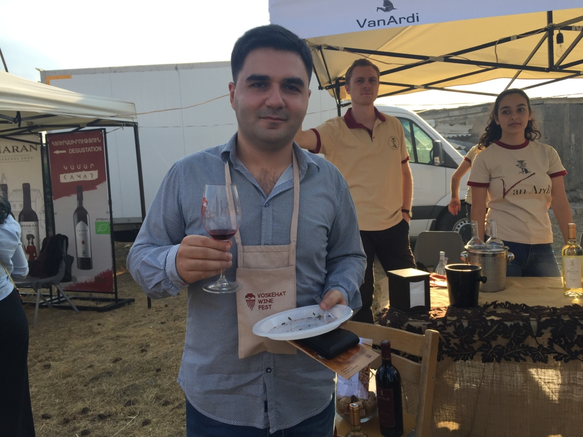 Эксперт по качеству продуктов питания Давид Пипоян считает последние пять лет «эпохой возрождения» армянских вин. Армянские вина и производители