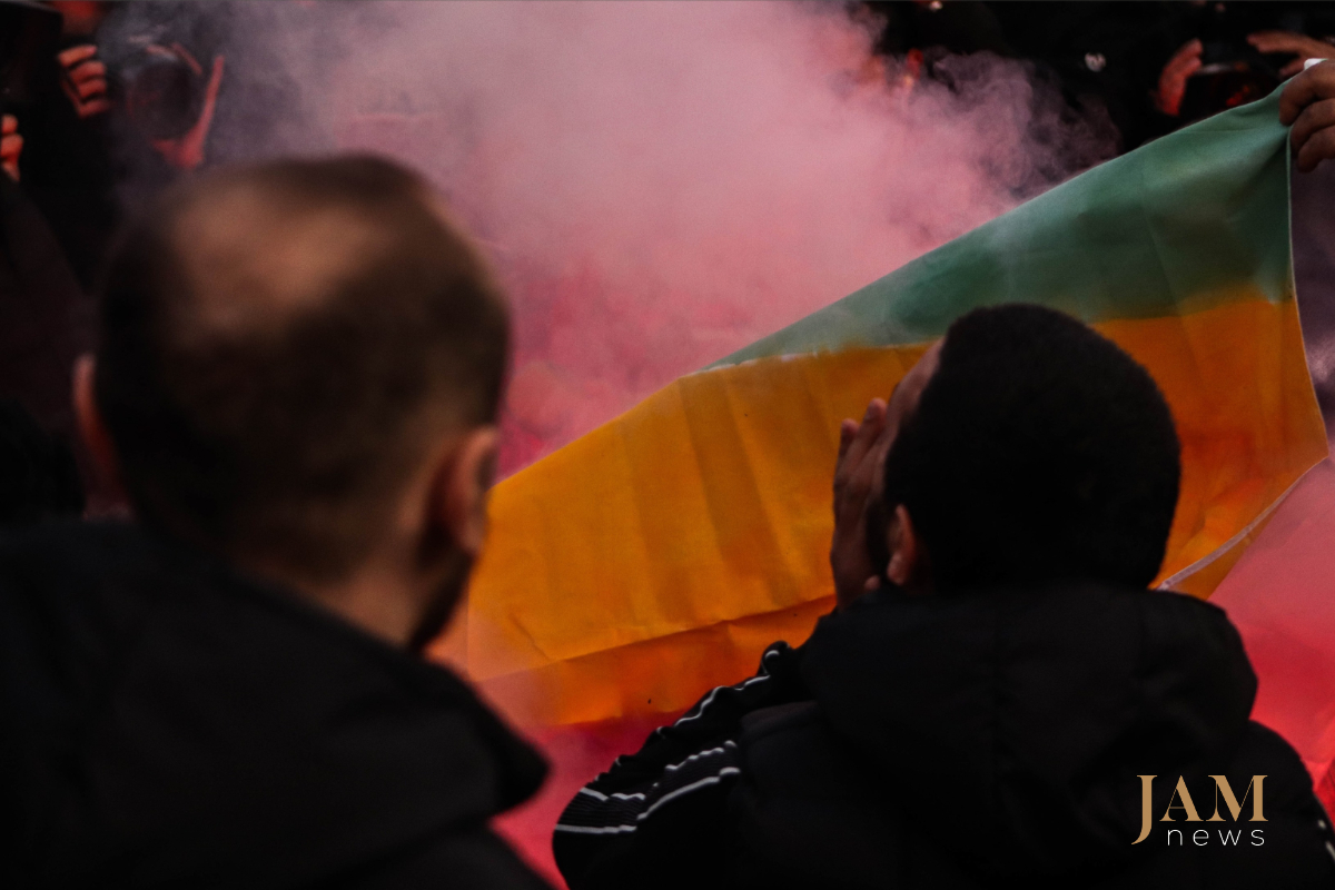 Столкновения из-за фильма в Тбилиси. Ультраправые активисты сожгли перед кинотеатром флаг ЛГБТ, проклинали зрителей и пытались бросать в них камни. Фото: Патрик Салат, JAMnews