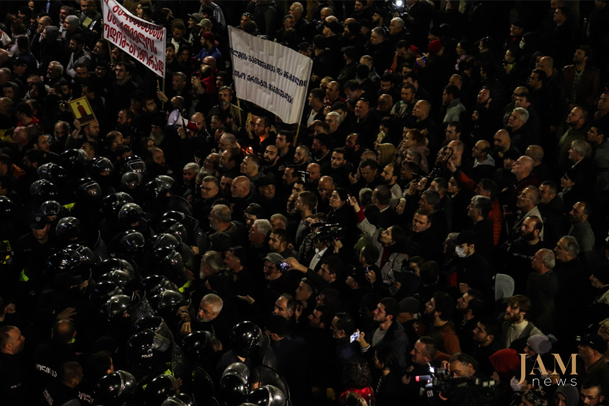 Столкновения из-за фильма в Тбилиси. Ультраправых участников протеста сдерживали кордоны полиции и спецназа. Фото: Патрик Салат, JAMnews