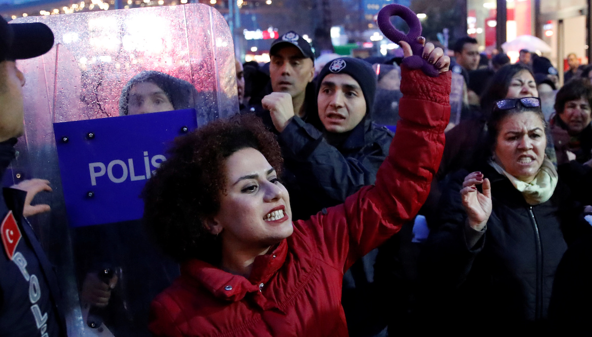Разгон акции протеста в Анкаре, против роста насилия против женщин и бездействия властей. 12 декабря, 2019. REUTERS/Umit Bektas. Турция, брак после изнасилования