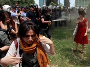 Слезоточивый газ на площади Таксим в Стамбуле. Турецкий спецназ разгоняет многотысячный протест против проекта строительства пешеходного перехода на месте сквера. Снимок сделан 28 мая 2013 года. REUTERS/Osman Orsal