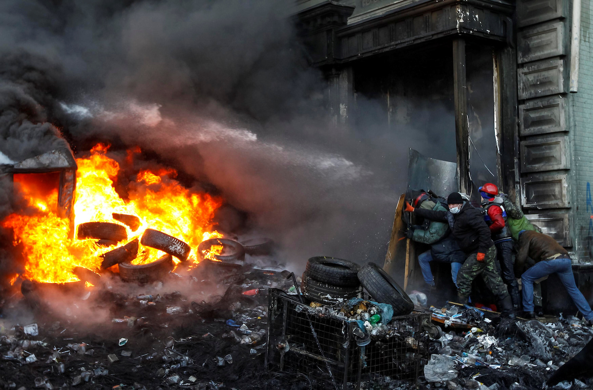 В феврале 2014 года начались протесты в Украине, которые теперь известны как Революция Евромайдана или Революция достоинства