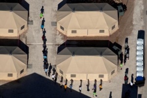 Дети мигрантов в США, которых отобрали у родителей и поместили в лагеря