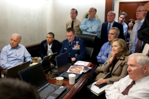 Президент США Барак Обама, вице-президент Джо Байден с членами Совета по национальной безопасности слушают отчет о миссии против Усамы бен Ладена