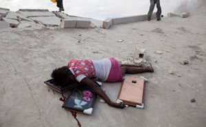 15-летнюю Фабианну Гейсмар застрелила полиция, когда она в числе тысяч других мародеров грабила магазины в Порт-о-Пренсе на Гаити. Она выносила ковры в момент, когда ее настигла полиция. 19 января, 2010. REUTERS/Carlos Garcia Rawlins