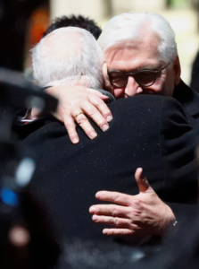 German President Frank-Walter Steinmeier and Israeli President Reuven Rivlin embrace as they return to Berlin together after the Auschwitz anniversary