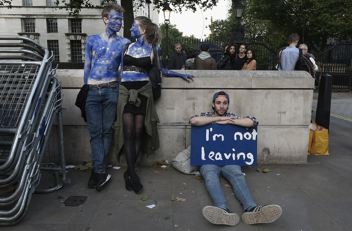 И тогда на улицах Лондона прошла миллионная демонстрация тех, кто хотел остаться в Европейском Союзе. Фото снято 28 июня 2016 