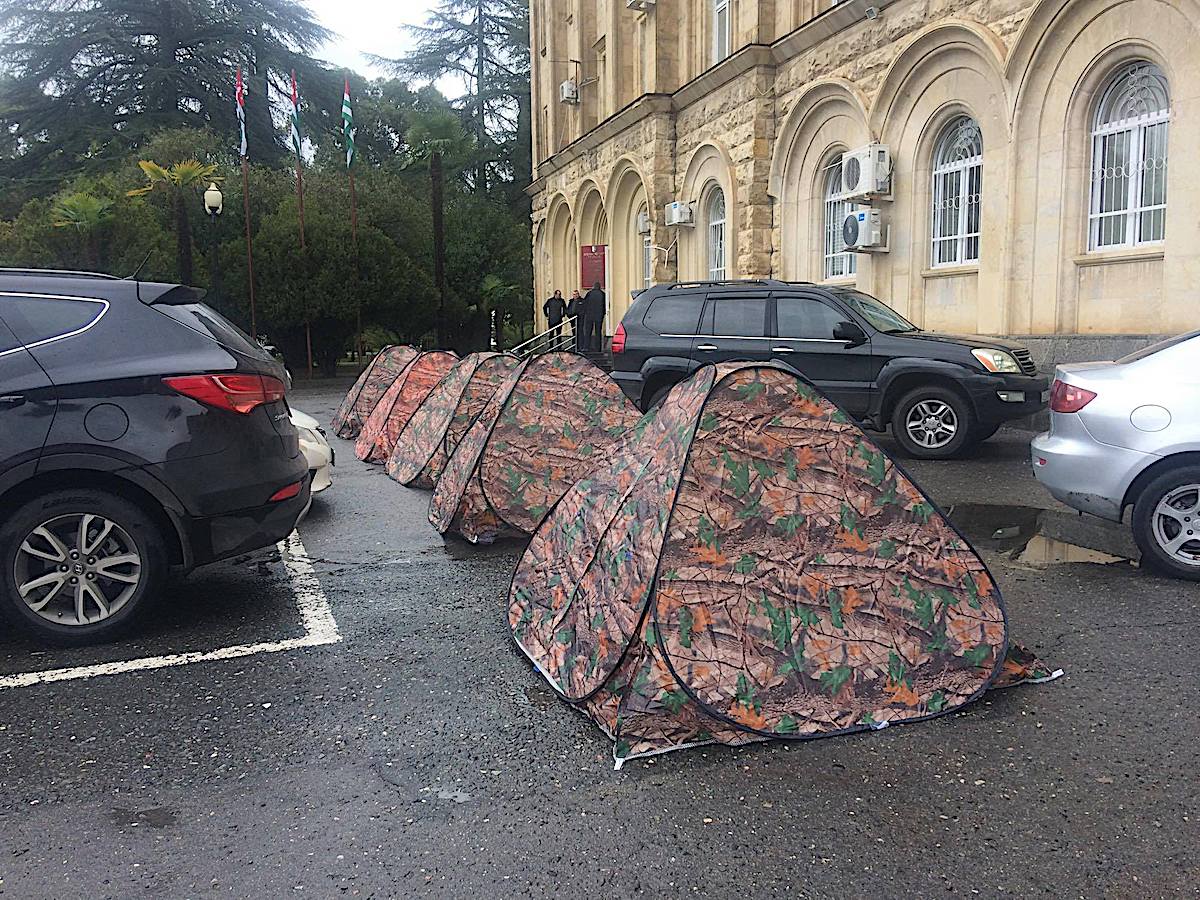 Абхазия: активисты поставили палатки и вынуждают парламент принять закон по  борьбе с коррупцией - JAMnews