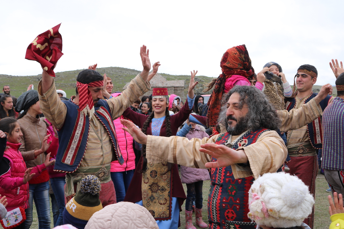 While men prepare sacrifices, women set the table, and children play and run all over the village. And then the celebration begins, which includes, above all, dancing to national and modern songs.