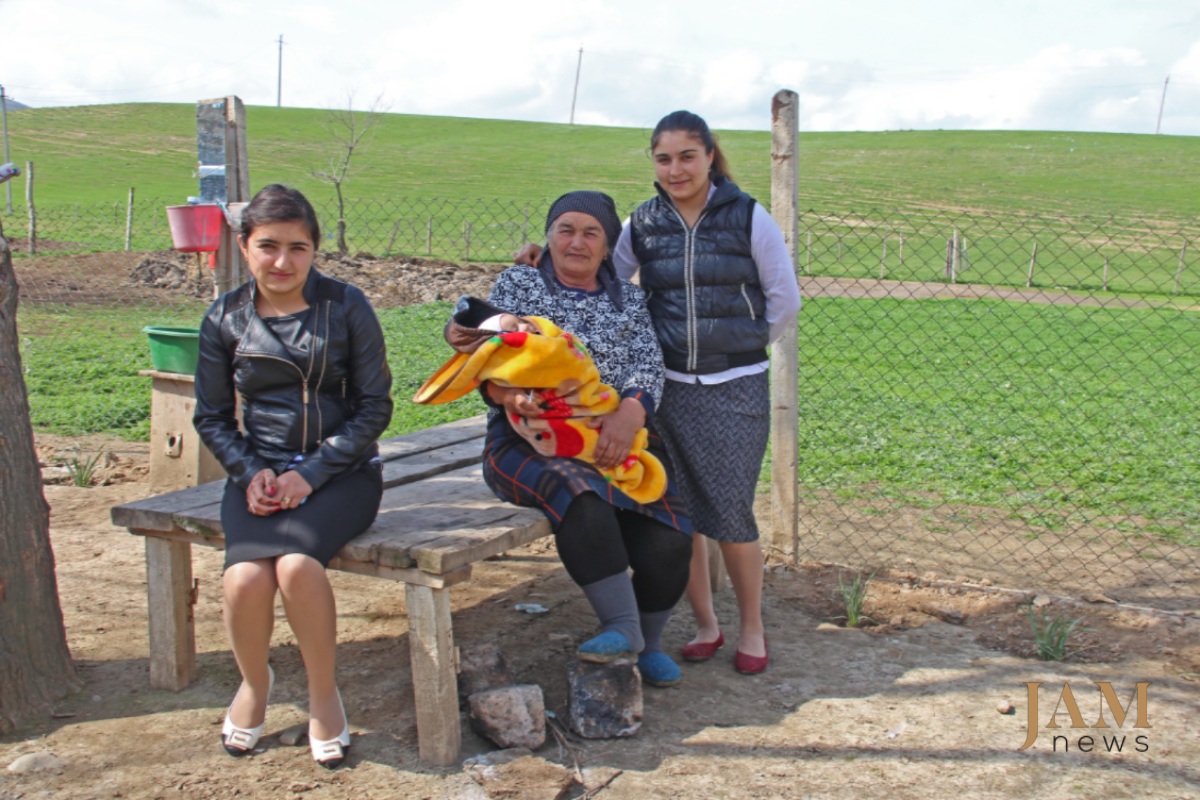 Mamish Musayev’s wife, granddaughter and great-grandson against the background of the minefield. Kirach-Mughanlo village, Georgia. Photo: David Pipia, JAMnews. Landmines on the Georgian-Azerbaijani border.