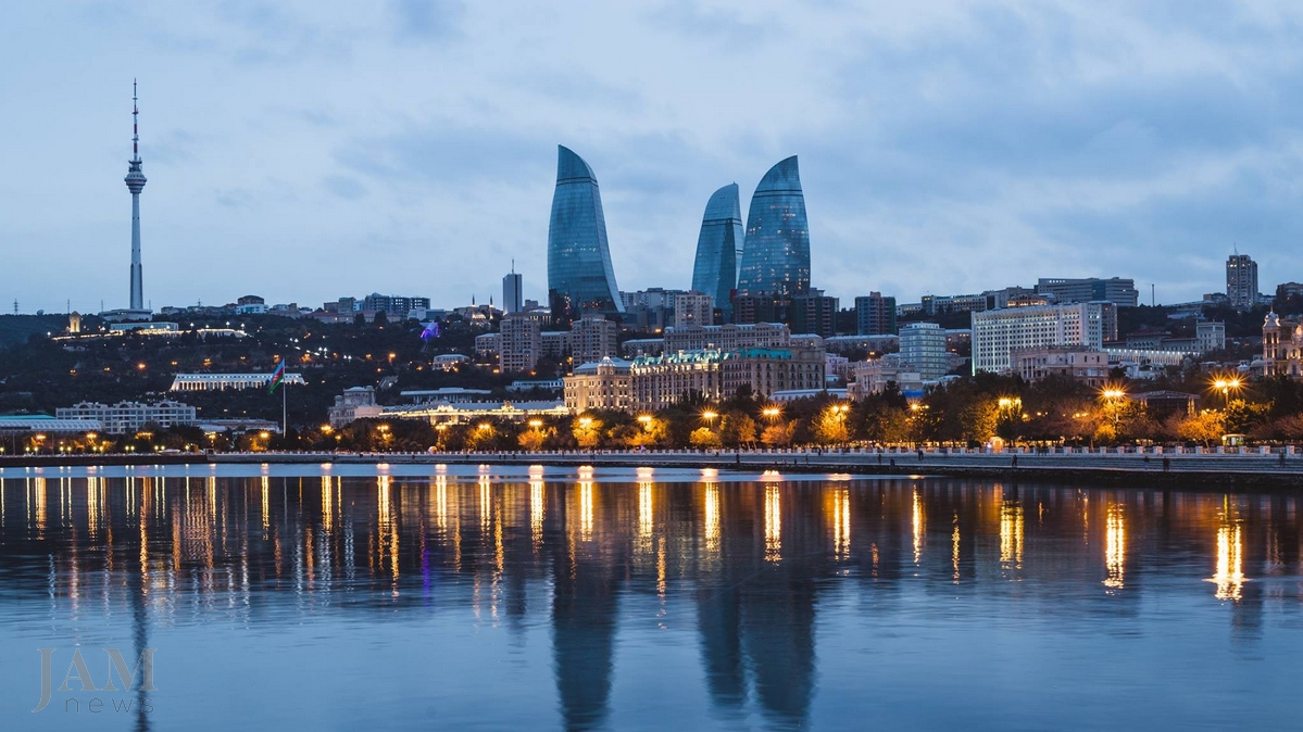 The danger and beauty of night-time Baku – photos and stories - JAMnews