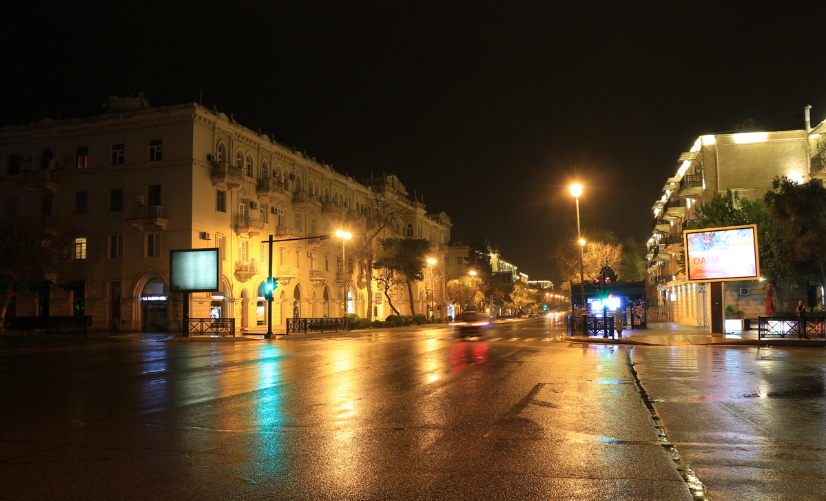 Опасность и красота ночного Баку в фото и историях - JAMnews