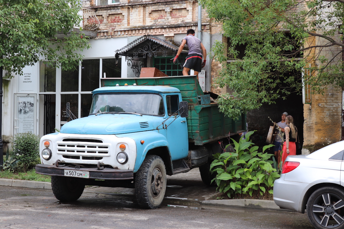 Georgians from Abkhazia and their apartments