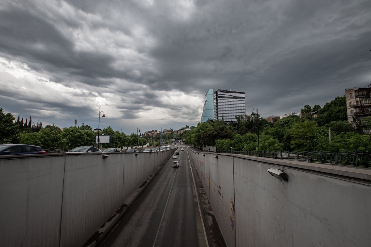 Cars on Tbilisi streetავტომობილები თბილისის ქუჩაში