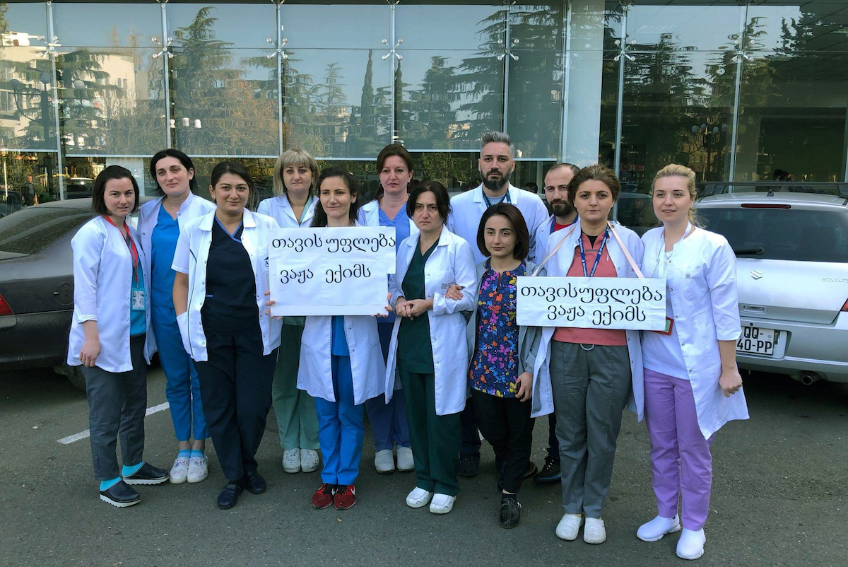 Tbilisi doctors rally in support of colleague detained in Tskhinvali. Freedom for doctor Vazha