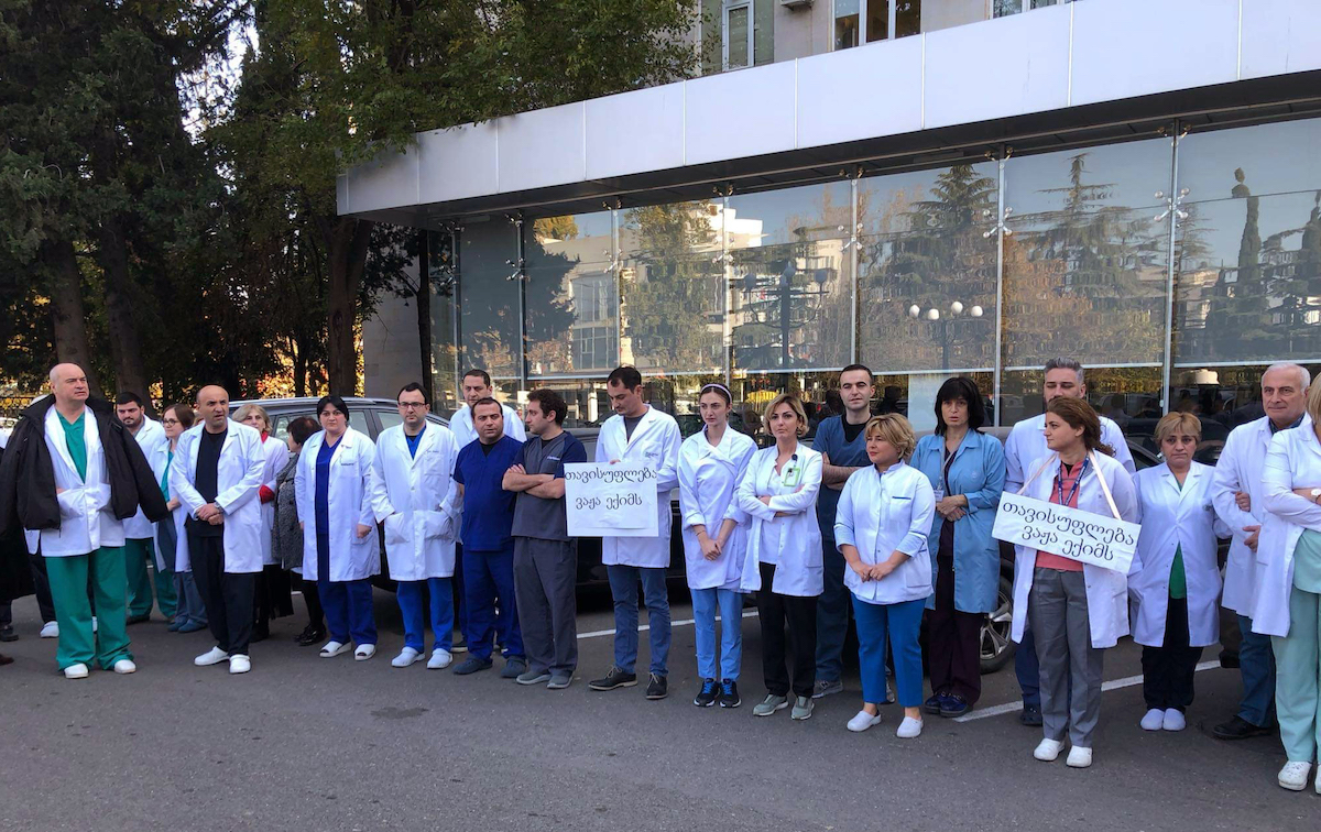 Tbilisi doctors rally in support of colleague detained in Tskhinvali. Freedom for doctor Vazha