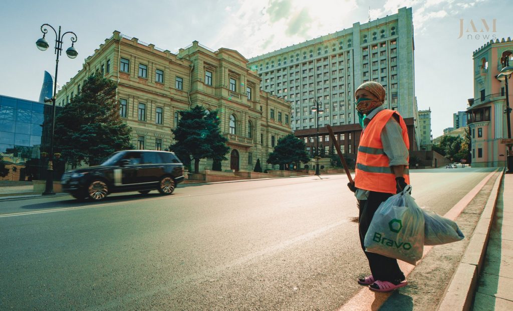 Baku_downtown_poor_woman
