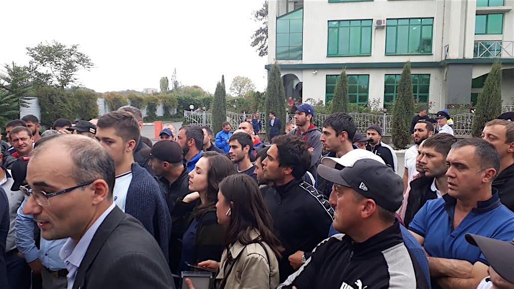 Люди собрались на улицах Южной Осетии. ხალხი სამხრეთ ოსეთში საბაჟო წესების გამკაცრებას აპროტესტებს