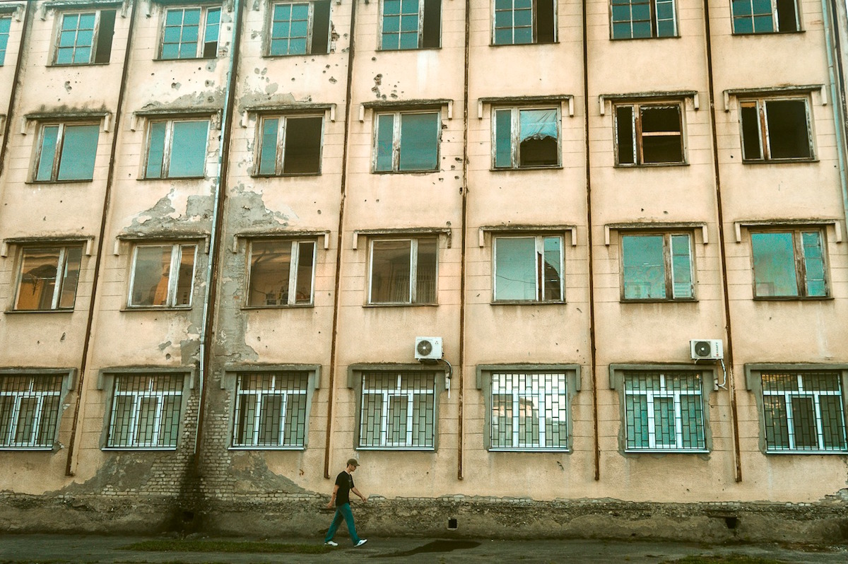 ბიჭი სოხუმის ქუჩაში. ფოტო: პატრიკ სალატი