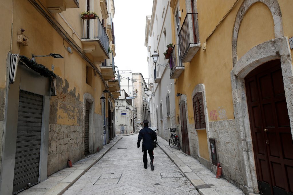 კარაბინერი მიდის ძველი ქალაქის ქუჩაში. ბარი, იტალია. 27 მარტი, 2020. REUTERS/Alessandro Garofalo