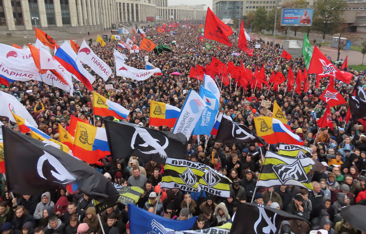 Люди участвуют в митинге с требованием освободить протестующих в Москве