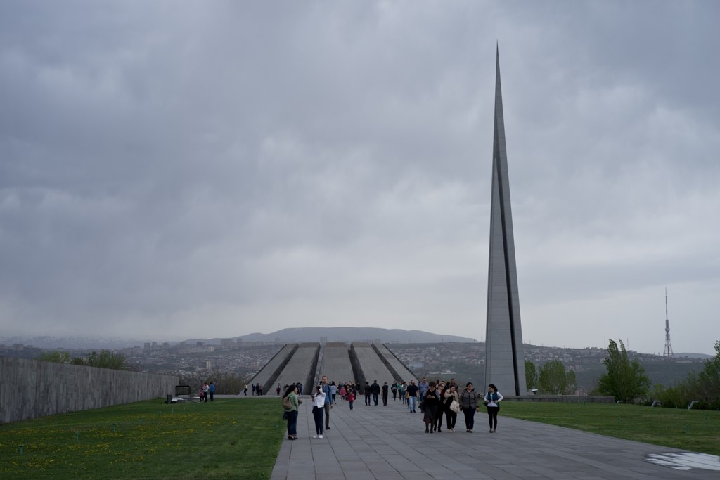 Мемориальный комплекс памяти жертв геноцида на холме Цицернакаберд. Фото JAMnews