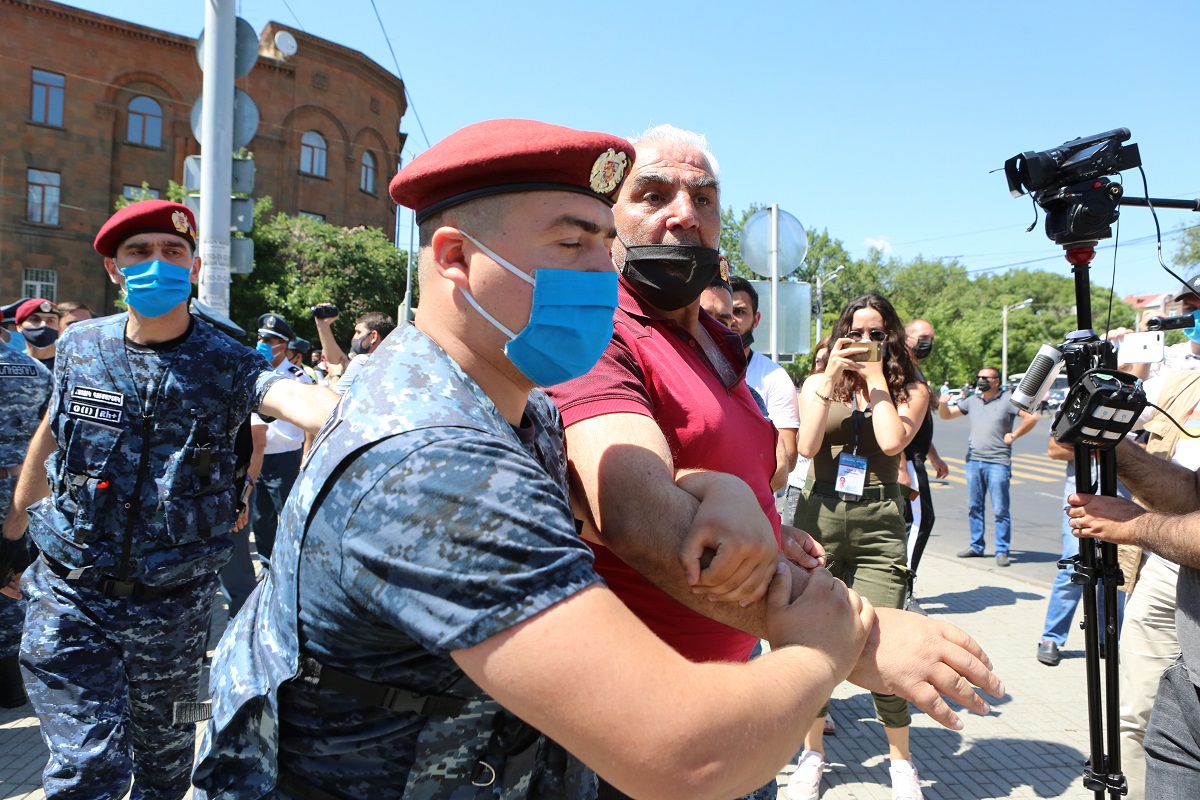 Армения, допрос Царукяна, обыск в доме, акция протеста, Процветающая Армения, политические репрессии, политическое преследование,