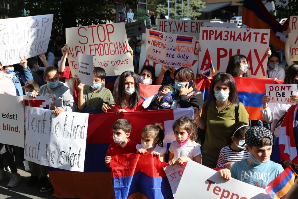 видео, Ереван, война в Карабахе, посольство России, акция матерей солдат, вмешательство в конфликт России, прекращение военных действий, добровольцы у военкоматов, доброволец поет песню, церкви, колокола,