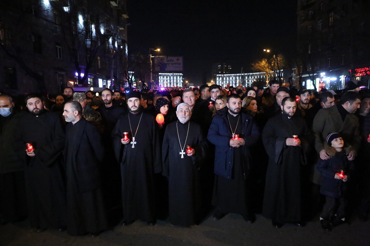 факельное шествие, Ереван, Армения, шествие памяти жерт второй карабахской войны, военный пантеон Ераблур,